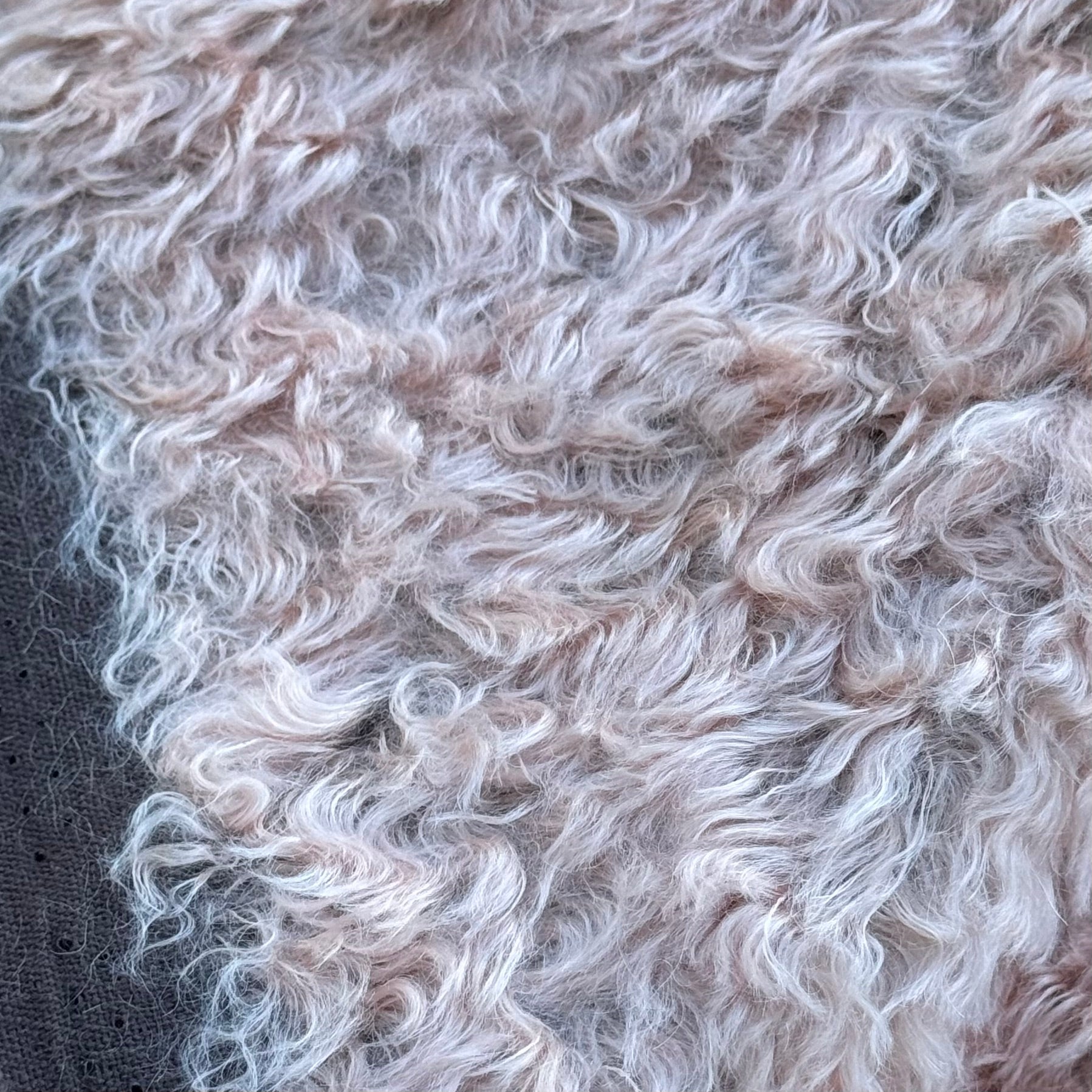 Blush - 26mm Wiggle-Wavy Mohair