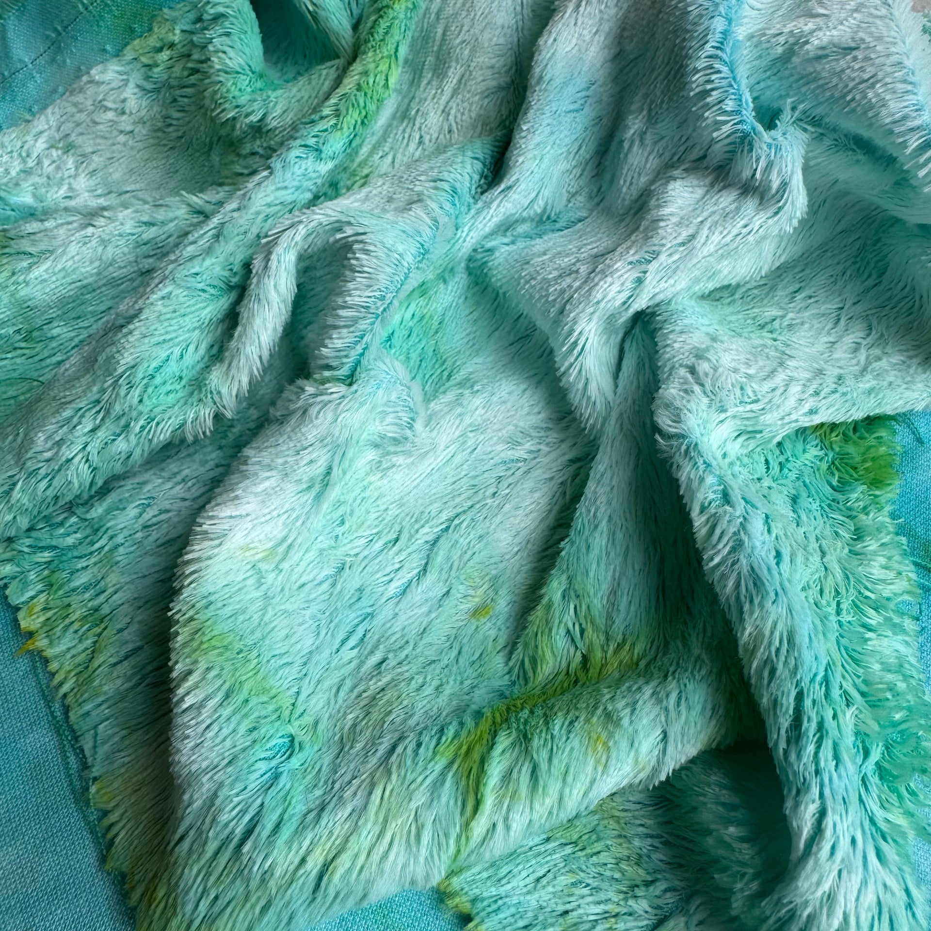 Standard Viscose - Hand Dyed Aqua Lime Batik - Fat 1/8m - FEB037